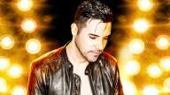 Sanger Frankie Moreno med lys i baggrunden